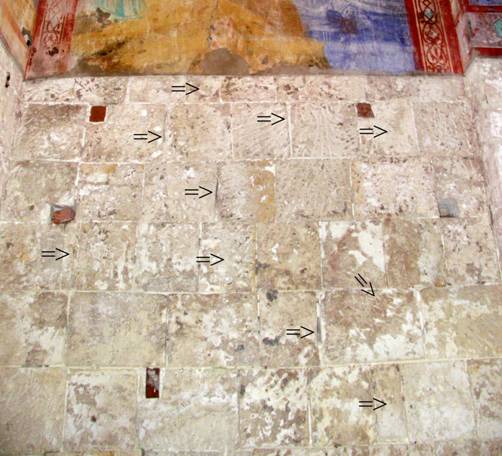 Fragment of the Western part of the Northern wall of the Church of the Nativity of the virgin. View from the interior. The arrows indicate the traces of turning.