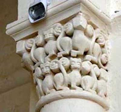 The capital of the pillar in the Church of Saint-Madeleine in Berle (Beurlay), the Department of Charente Maritime (Charente-Maritime), France.