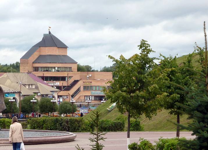 Hotel-office centre "Dmitrov Posad, built in 1988, was the "first swallow" swept Dmitrov wave of historical stylization. But this "ninth wave" stylisations occurred in 2004, when we celebrated the 850 anniversary of Dmitrov.