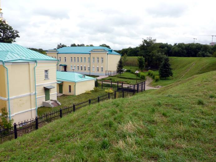 Many of the buildings inside the walls to the anniversary of "licking" and enclosed bars...