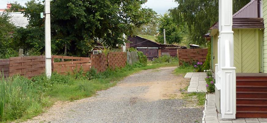 In some places instead of lattices built prop fences. High enough to hide the slums, so full of "Potemkin villages" failed