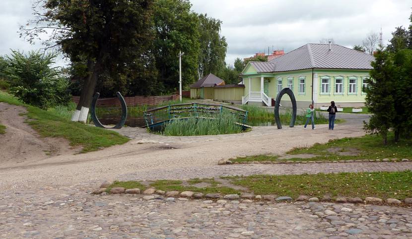 But erected fake (I apologize for the repetition of the words, but nothing can be done) bronze bridge and two horseshoes. Sculptor Alexander Rukavishnikov.