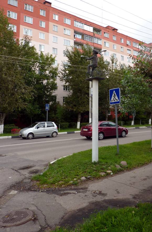 Another built a few small sculptures on the pillars near the crossing of the street Semeniuk. On a good asphalt around them money, probably not enough....