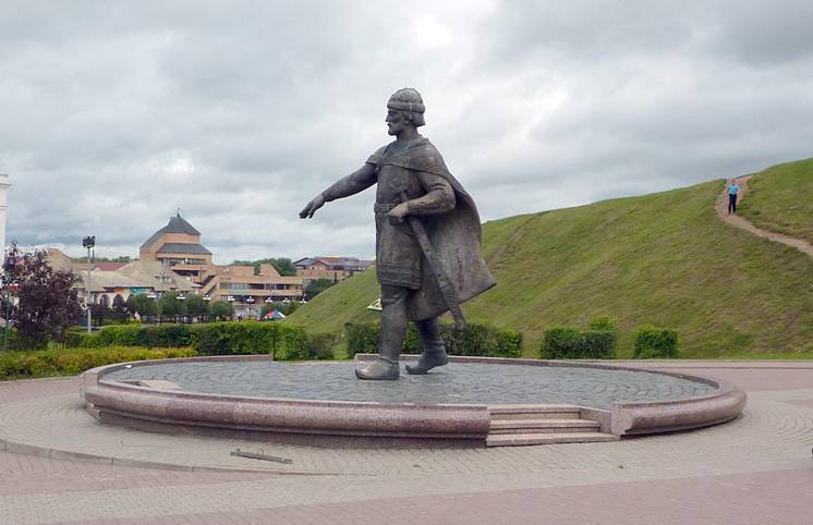 And this big-and short - legged dwarf-Prince Yuri Dolgoruky, the founder of Dmitrov. Sculptor... Right? Yes, the same Alexander Rukavishnikov. Often, very often have to repeat the name in connection with the 850-year anniversary, has transformed the historic city centre in tasteless dummy. In fairness, we note that Rukavishnikov worked not one, but in a creative collaboration with the architect Rostislav Nara.