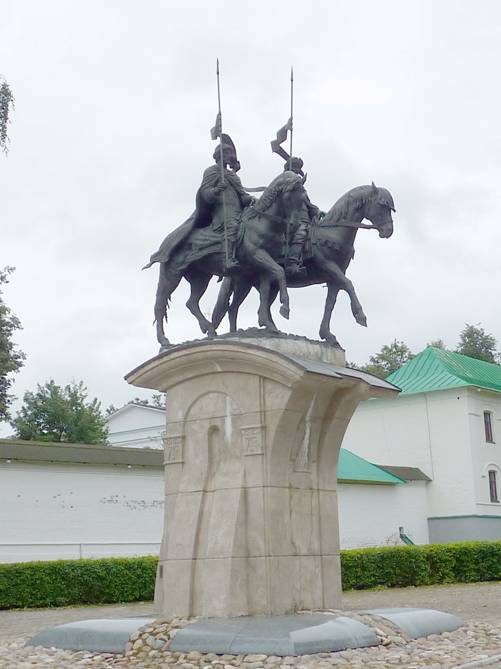 And the monastery of STS - again Rukavishnikov again "jubilee" in 2004. We the sculptor carved this time? I do not Tartar-Mongols Lee (judging by the fur-trimmed hats, light spears and small dlinnogrivym steppe horses) are going to conquer Russia? No, it princes Boris and Gleb. 