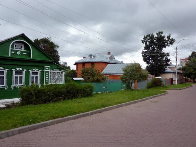 The invasion of "new Russian" mansions in the historic private building - alas, for the cities in the Moscow case is normal. Not passed the Cup and Dmitrov. On photo - Kropotkin street. This is not about the historic center, this historic center.