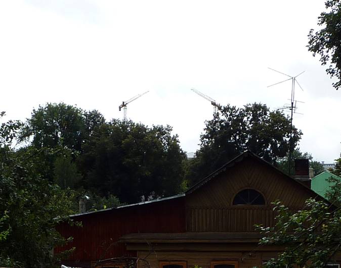 And here is the result: proudly lifted up to unprecedented heights cranes (view from the street of Semenyuk in a side street of the Zagorsk). There will soon be constructed that will hang over the historical centre of Dmitrov?