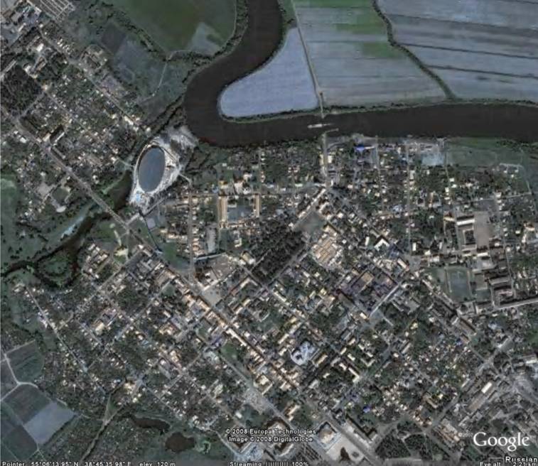 The scale of the "Ice Palace" is clearly visible from space (Google Earth"). Kolomna is a big city with the territories of the problems there never was, and even in Soviet times the main city institutions, industrial zones, and construction sites were passed far to the South-East from the historical centre. What has prompted the current Kolomna government to build a huge "Ice Palace" on the spit of the Moscow river and Kolomenki - we can only guess. Apparently, caught the spirit of the times".