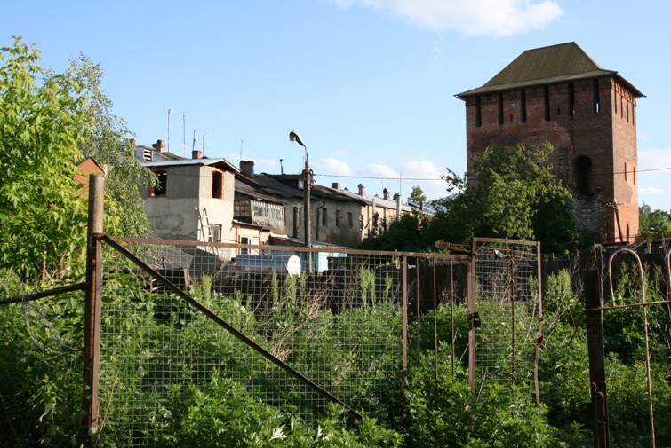 However, all the "lick" did not have time. Here's a view of the Kremlin towards Posad. Fortunately, all the "cost" - the first person in the country at the opening has not arrived. 