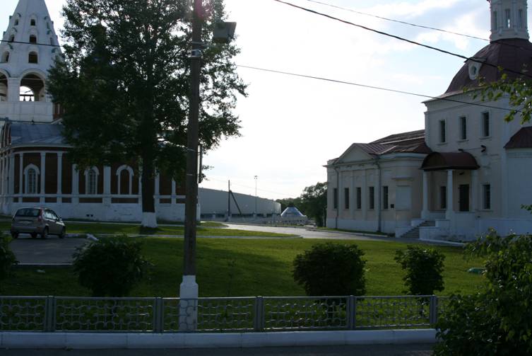 But now this kind are now called to the Kremlin towards Moscow. In the background is not the hill and the horizon, and the "Ice Palace".