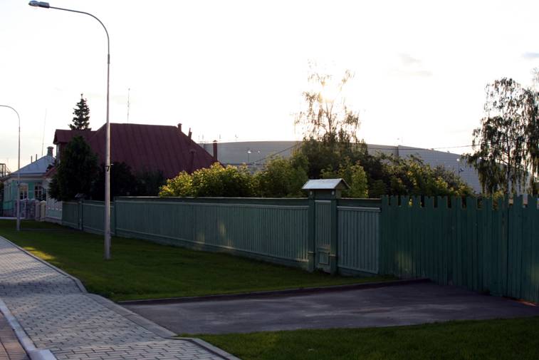 But now this kind are now called to the Kremlin towards Moscow. In the background is not the hill and the horizon, and the "Ice Palace".