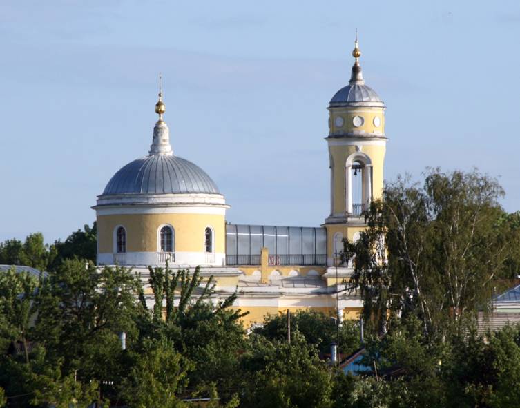 When you look from the side Bobreneva not immediately clear what kind of glass gallery dominates the Holy cross Church (1832-1837 years). First, it seems like it's somewhere behind...