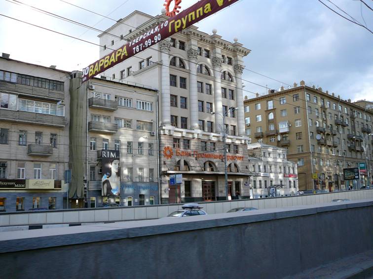 And such a "mini-skyscraper (architect Dmitry Barkhin) stands in front of Posokhins. Of course, Garden Ring has nothing to lose, but does the exceptional multi-style of its buildings have to augment further? 