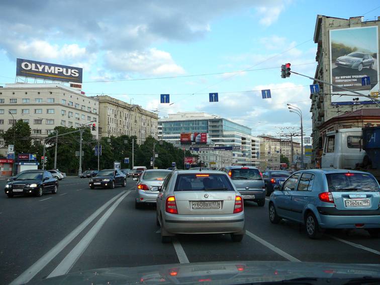 However, the building of Dm. Barkhin was erected relatively long ago (early 2000-ies), has somehow become familiar, and has modest size. But the new-make of 2007 ("Citydel"  white-glass business center on the Garden Ring) has managed to "crush" even the houses of Stalin's era. 