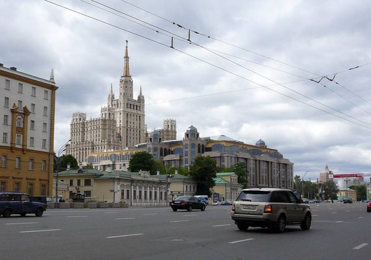 ... And this combination  at Kudrinskaya square. And the funny thing is that the dark-brown building in the Moorish style of the early 2000's was built by Posokhin-son, and one of Seven Sisters behind it  by Posokhin-father. Again, the continuity of generations is observed... 