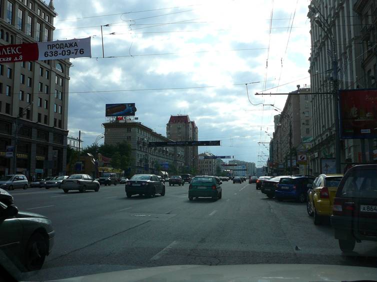 Apparently, Moscow authorities finally gave up the ensemble of the Garden Ring, if they admit the appearance of contemporary standard brick apartment buildings on the "red line" (Zemlyanoy Val, 21). 
