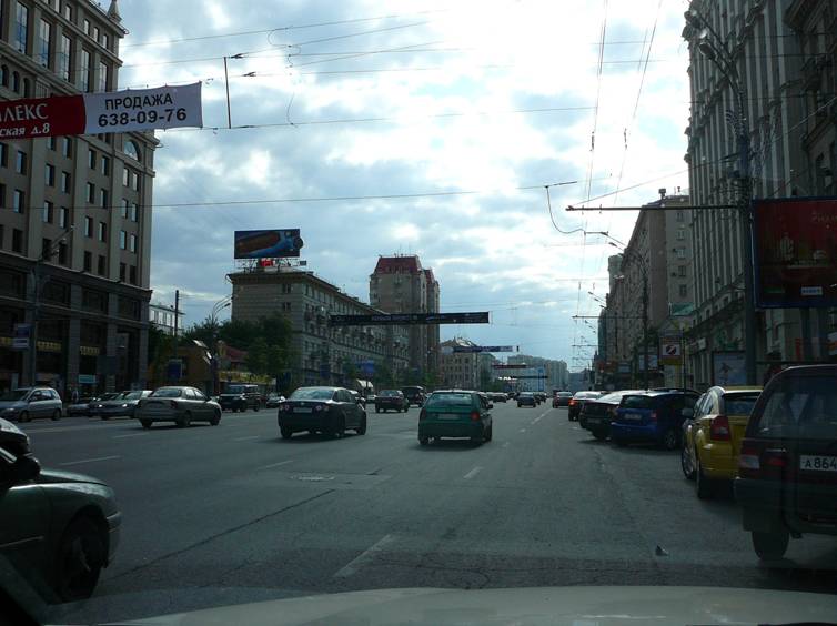 Apparently, Moscow authorities finally gave up the ensemble of the Garden Ring, if they admit the appearance of contemporary standard brick apartment buildings on the "red line" (Zemlyanoy Val, 21). 