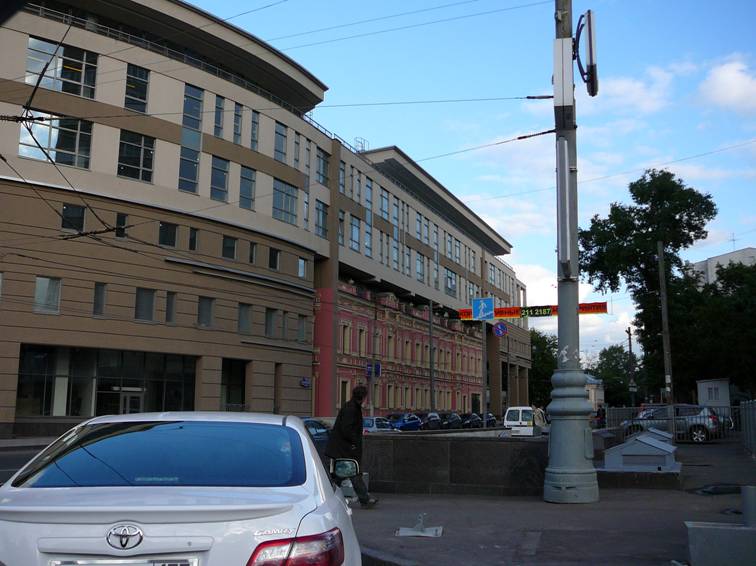 Sometimes new houses sit down on the old ones (pre-transformed into dummies) in the literal sense. The corner of Bol. Dmitrovka and Garden Ring. 