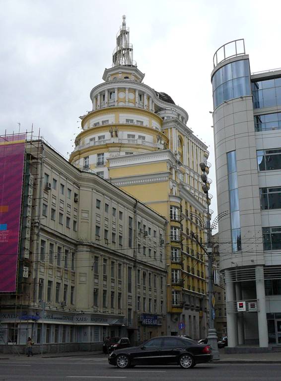 ...Saved until near the water got up the tall, bright, unrestrainedly eclectic residential building "Patriarch" (architect  Sergey Tkachenko). 