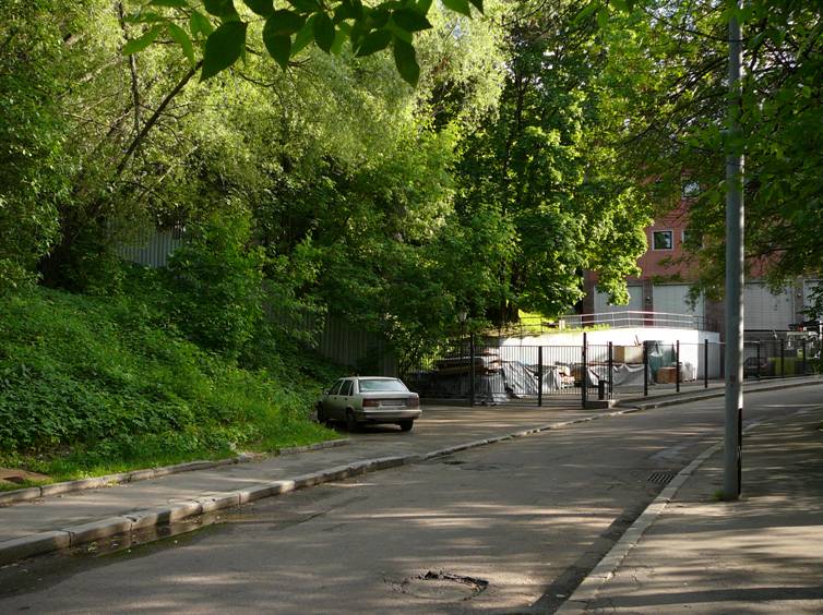 And here is another charming old corner of Moscow  Neskuchny Garden. In the early 1990's the office building "Galika was built on its border. How deeply the building itself intruded into the protected zone  a debatable question, but its fence is constantly expanding and gradually "captures" more and more areas of the garden ... 