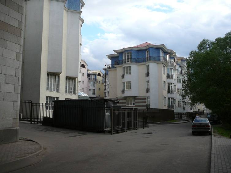 At the beginning of Andrew Embankment, next to St. Andrew Cloister, an elite residential complex has recently been built