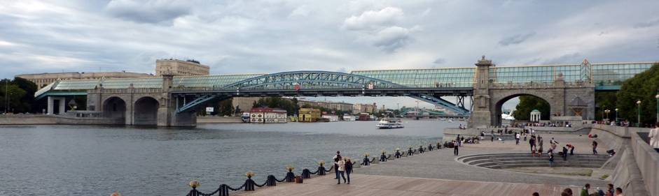 However, Andreevsky Bridge survived, was moved downstream of the Moscow River and made pedestrian. But unique Pomerantsevs arch disappeared under the glass "caterpillar" (architect Yury Platonov). 