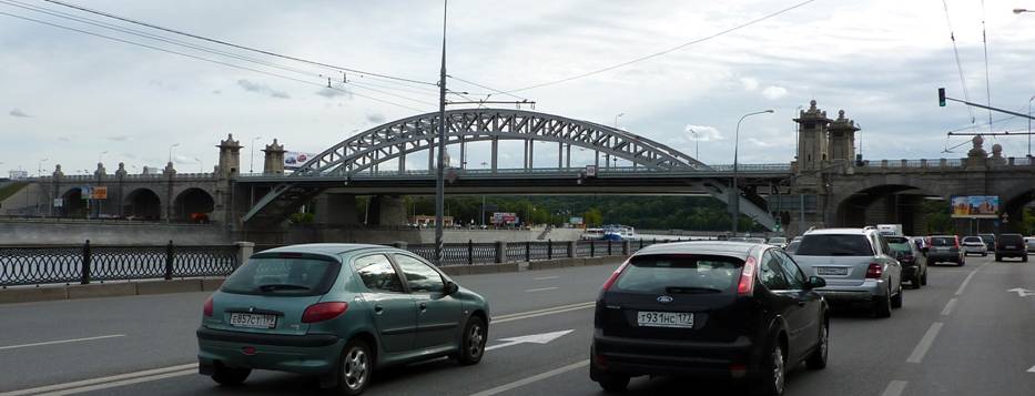 On the other bend of the Moscow River there was Krasnoluzhsky bridge, the same type as Andreyevsky. It suffered the same fate: at its place  rough plaster cast... 