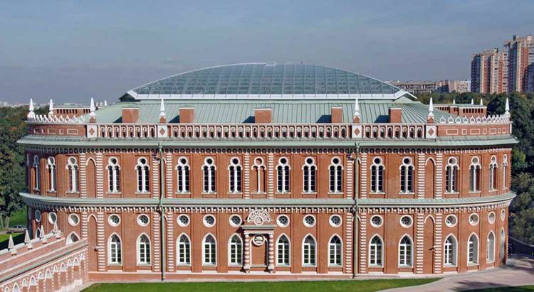 Especially "in Bazhenovs style" the roofs of Tsaritsino buildings look. "Scientific restoration" after all... 