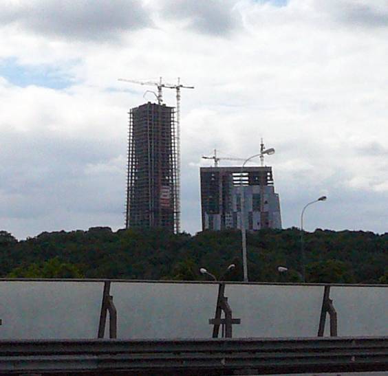 And that's quite a fresh new-make  the skyscraper (under construction) of quite decent architecture (workshop of architect Sergey Skuratov) on the corner of Mosfilmovskaya and Puryev streets. 