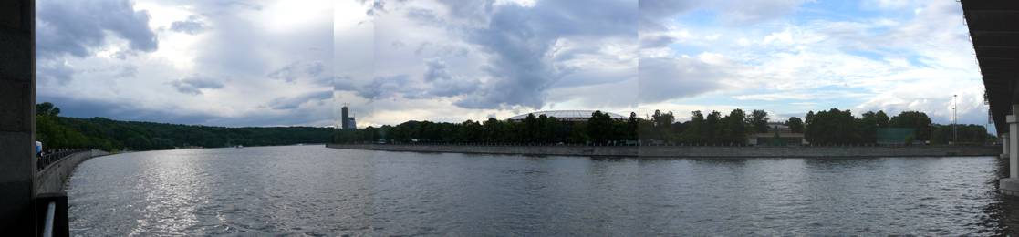 Moskva River forms a curve near Vorobyevi Hills, and the skyscraper is "ahead". As a result, the calm atmosphere of the famous nature reserve park area has been irreparably broken by the colossal height dominant. 