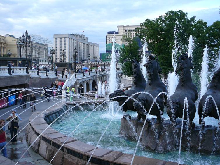 The transformation of Manege Square into the warren of passages, shops and Tseretelis sculptures also was done long ago (end 1990s).