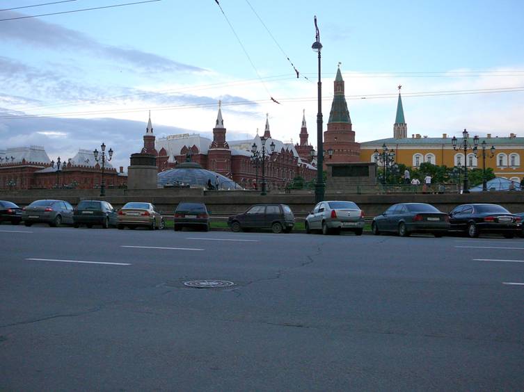 The scale of intervention of trade complex "Okhotny Ryad" into the historical center of Moscow is also seen from the other side: "extra" floor blocked the view from Mokhovaya street to the Historical Museum ...