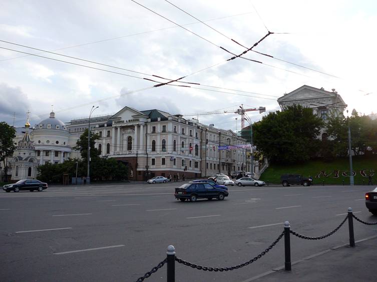 In the early 2000's Moscow Mayor Yuri Luzhkov asked Moscow City Council to assign to the artist Alexander Shilov the title of Honorary citizen of Moscow. There was a lot of noise, Shilov did not get the title, but in the meantime construction of a new building for Shilovs gallery "quietly" started. The building with a gross and eclectic facade, overlooking Kremlin and adjacent to Pashkov House (wing visible in the photo). And behind the gallery grew the "collateral" building  just as rough and eclectic.