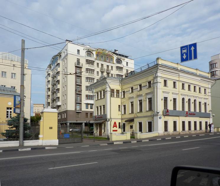 This remake titled "Four Seasons" between Yakimanka and Polyanka (Staromonetny per., 18), whose author is modestly hiding behind the brand of the builder "Group MCT ", is notable not only for the fact that old buildings were destroyed during its construction. Builders and realtors firstly used here the slogan "From our window Red Square is visible!. And the new Moscow houses began to grow upper and upper, so that Red Square, at least Kremlin towers, could be seen at least from the upper floors...