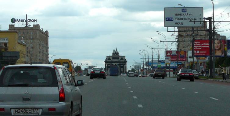 I wonder what enemies of Russia fitted "horns" to one of the symbols of military glory of the country  the Arc de Triomphe on Kutuzov Avenue?