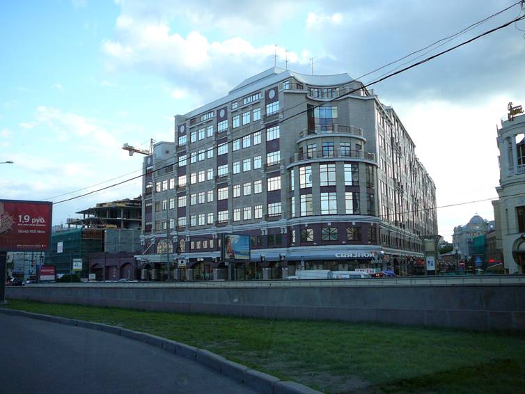 For many decades at the corner of Arbat street and Arbat Square there was a garden. And that's there now (the business center called "Alfa-Arbat-Plaza", architect  Michael Posokhin Jr.).