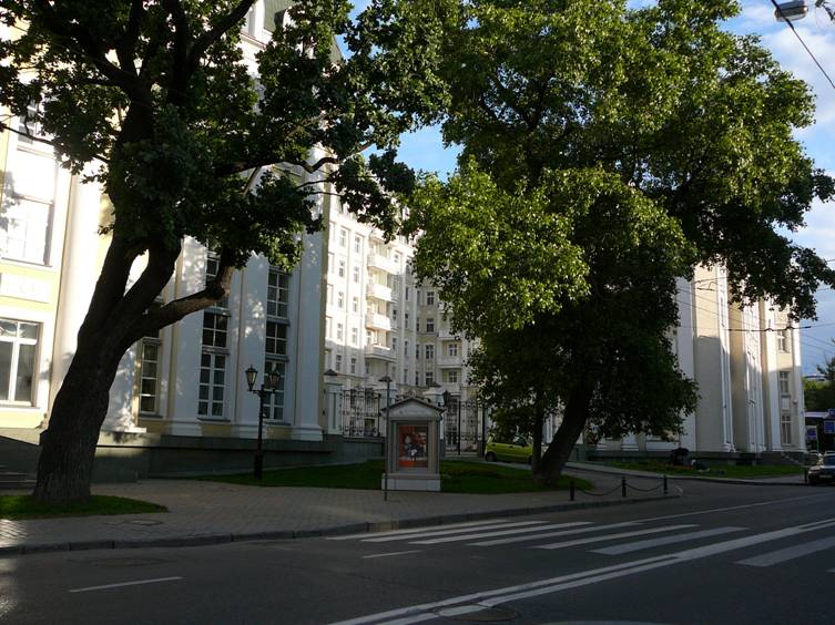 One might think that this is an elite residential complex somewhere in South Butovo. But this is so-called "School of Galina Vishnevskaya" (architect  Michael Posokhin Jr.) on old, narrow, once-charming Ostozhenka street.