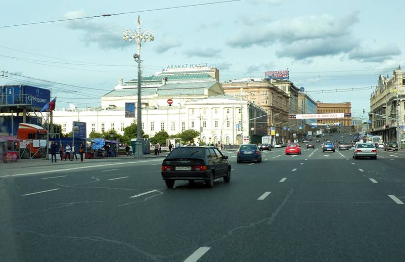 And that's the hotel Ararat Park Hyatt (Neglinnaya str., 4). The name is perfect for overhanging above the center of Moscow ...