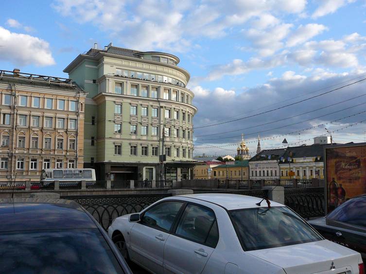 This plaster cast at the beginning of Bolshaya Ordynka it is even difficult to call an imitation, because the forms of the historical building are only slightly guessed in four lower floors.