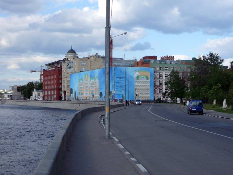 This is the whole quarter of conditional imitations, repeating the form of the old buildings only about – between Crimean Embankment and Yakimanka.