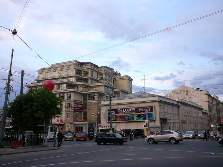 Another bitter, but symbolic nonsense: this multi-remake of an elite fitness center Dr. Loder in place of historical building of XVII century (Strastnoy Boulevard, 10, architect  Pavel Andreev under the overall leadership of Michael Posokhin) belongs to... the Union of theatrical figures of Russia.