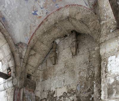 Перекрытый пристройками аркатурно-колончатый пояс стены церкви Рождества Богородицы в Боголюбове.
 
