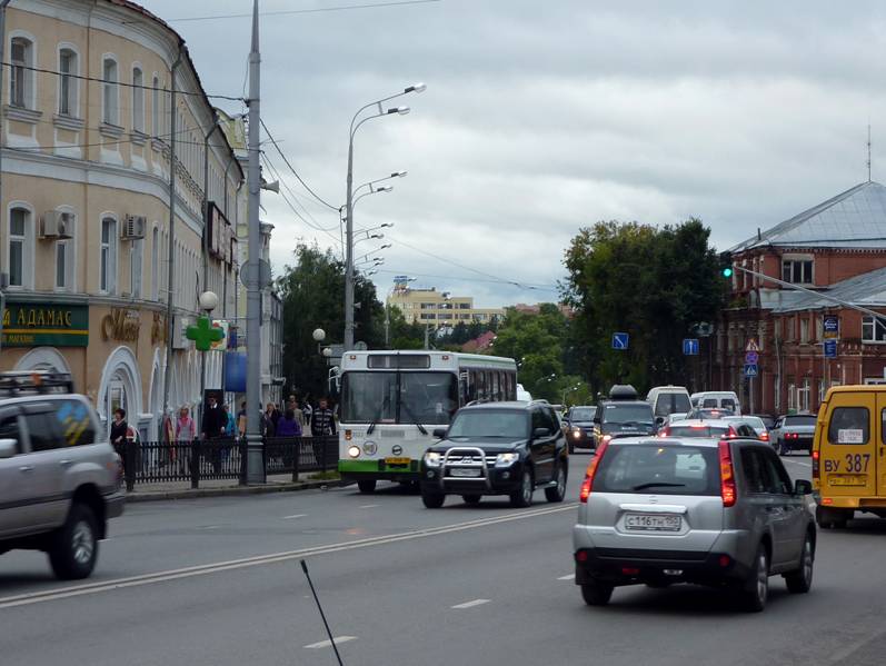 And the prospect of the Central streets of the city - Avenue of the red army from the historical centre in the direction of Moscow is also blocked. This is a new shopping and office centre "Sergiev Posad near the railway station and seemingly far from the monastery. And the stories in it seems to be relatively little - five-six. Sort of. But this building stands on the mountain, but the prospect makes a turn... so this is what we see. As a visual landscape analysis in the construction, we can only guess.