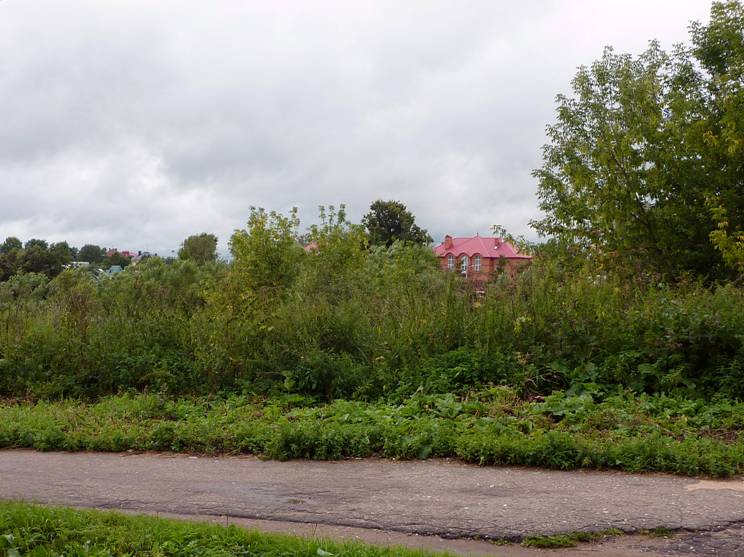 And one of the houses in this "residential complex" supposedly stood on tiptoe so that it was visible Lavra. Remember: "And from our window is visible to the Red square". These words from a poem by Sergey Mikhalkov has long been the motto of the Moscow builders and realtors, which has led to a significant increase in the number of storeys in the center of Moscow. They lead to similar consequences in Sergiev Posad.