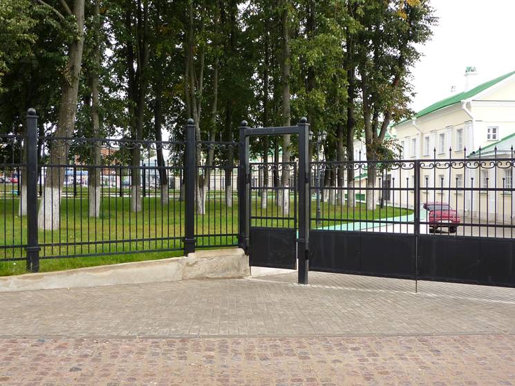 And so that's "fortified" built around the recently renovated (actually svezhevystroennoy) "Old monastery hotel. The photo shows only the first two series of lattices, followed by several more...