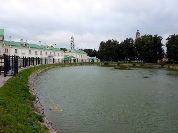 One of the gratings fenced off from the hotel "White pond. The result was a situation of "neither myself nor the people": half of the pond was lost for citizens (previously it was possible to walk around the entire water area), but at the same time the guests of the hotel sea too. And as for "aesthetics" was almost a prison...