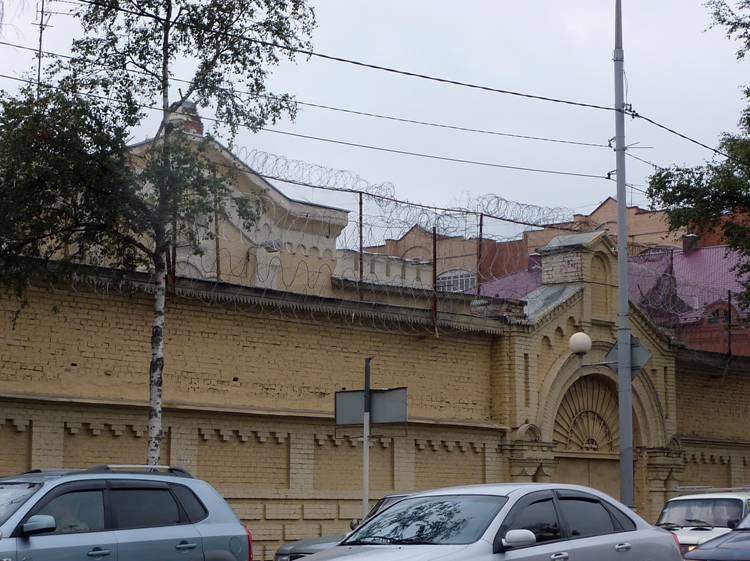 However, and this "prison aesthetics" are not far to seek. The prospect of the red army, 58. In Soviet times, on the Sergiyev Posad "prison castle" barbed wire was much smaller (or rather, she was not visible from the street), and he never caught the eye: the building is like a building, for quite decent, albeit by a high fence. And now all these endless coils of wire joyfully greeted tourists who come to Sergiev Posad, Moscow.