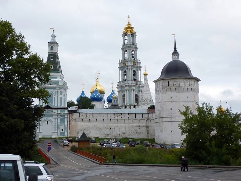 Another "aesthetic" spectacle: the unsightly and uncomfortable Parking right under the walls of the monastery, under the newly renovated Kalichya tower.