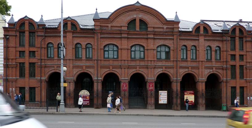 This "new Russian" building in the centre (Ave. of the red army, 142-144) is very similar to any Bank. Indeed, until the late 1990-ies there was a Unikombank. After the Bank rested in Bose, the building was reconstructed and given Sergiev-Posad Museum-reserve. The Bank is gone, but the spirit remains - in architecture, and in commercial advertising on the front grilles. Interestingly, money for advertising are going to a Museum or somewhere else?