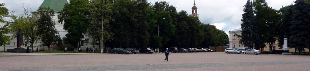 To the fact that the main squares of small Russian towns, new monuments (in this case - Sergius of Radonezh, the left side of the photo) side by side with monuments to Lenin (at the right edge of the photo), we are accustomed to. Moreover, modern Russia is quite symbolic. As said art critic William Mayland, memorial monument eye will not pick out.